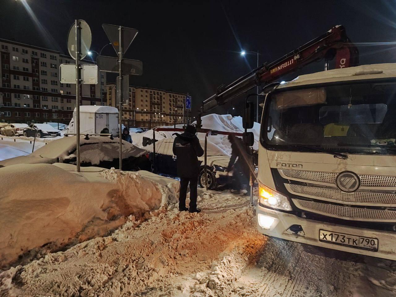 В Ленинском округе эвакуировали около 20 автомобилей, мешавших работе снегоуборочной техники