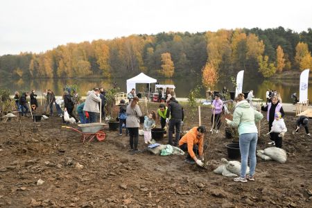 В Ленинском округе заложили семейную аллею из сирени и спиреи