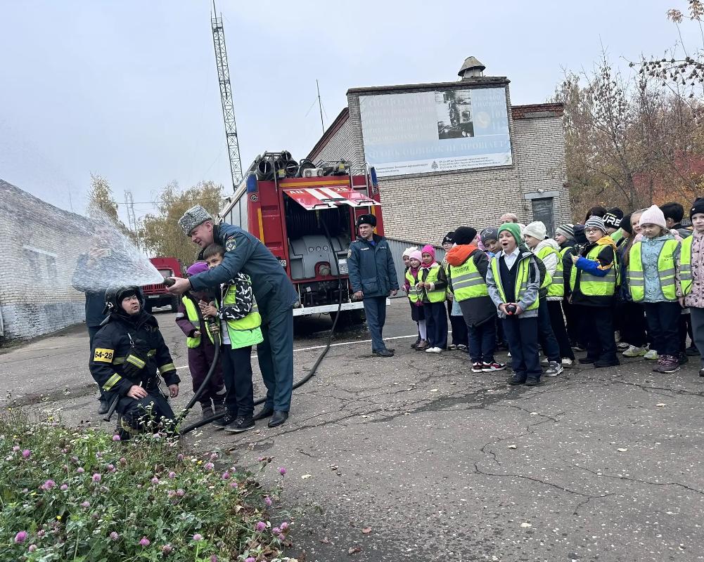 В честь празднования Дня Отца в Видном проведены экскурсии в 28-ПСЧ для учащихся школ