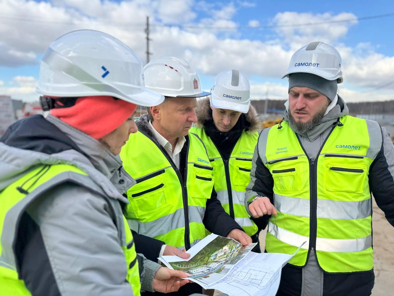 Владимир Жук проверил ход строительства социальных объектов в Ленинском округе