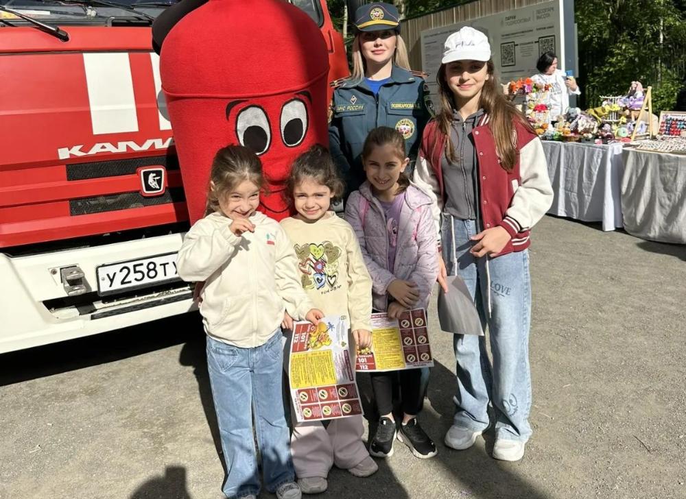 В Международный день защиты детей сотрудники МЧС России напомнили жителям Ленинского округа о мерах безопасности в летний период