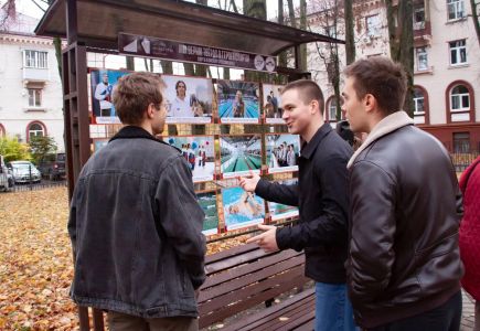 В сквере «Юность» Ленинского округа открылась фотовыставка
