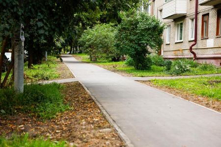 Более 20 пешеходных дорожек обновили в Ленинском округе