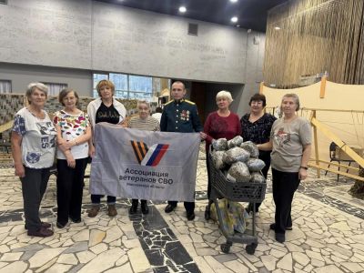 В Ленинском округе волонтёры передали бойцам СВО гуманитарную помощь, сделанную руками жителей