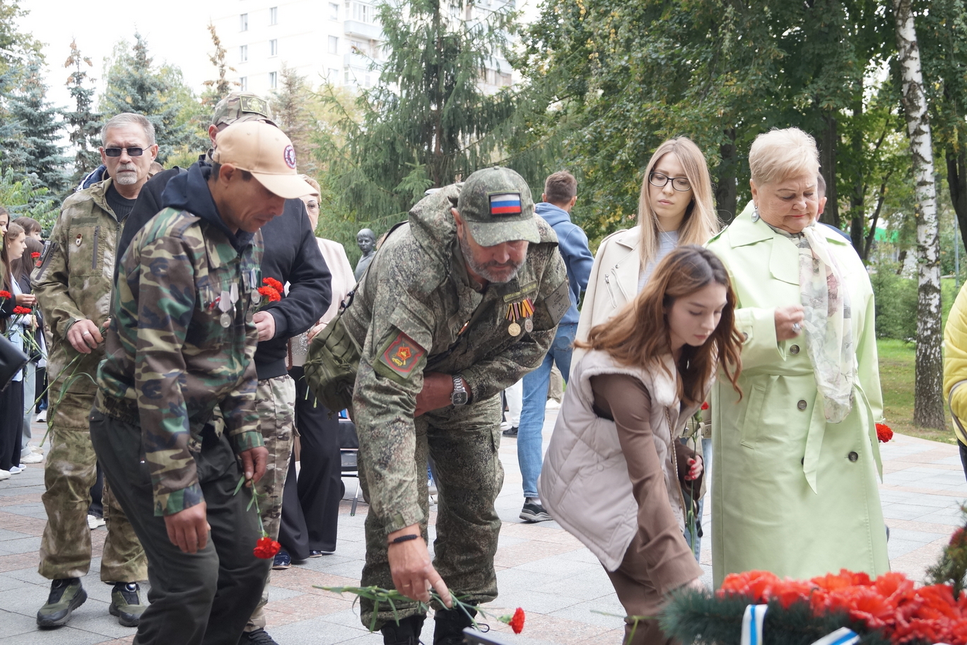 В образовательных организациях Ленинского округа проходят линейки, акции и классные часы, приуроченные ко Дню солидарности в борьбе с терроризмом