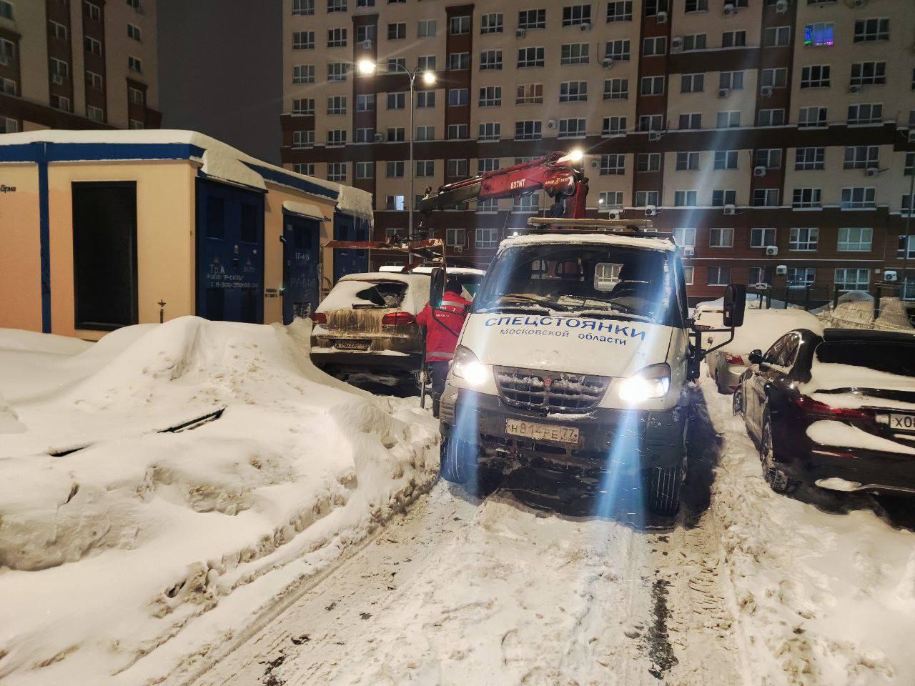 В Ленинском округе эвакуировали около 20 автомобилей, мешавших работе снегоуборочной техники