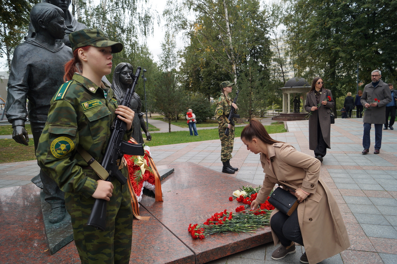 В образовательных организациях Ленинского округа проходят линейки, акции и классные часы, приуроченные ко Дню солидарности в борьбе с терроризмом