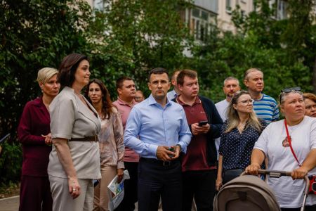 Ход работ по благоустройству дворовых территорий проверил глава Ленинского округа