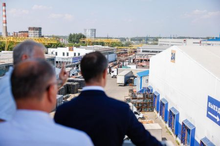 Ход строительства складского корпуса в Ленинском округе проверили депутат Госдумы и глава муниципалитета