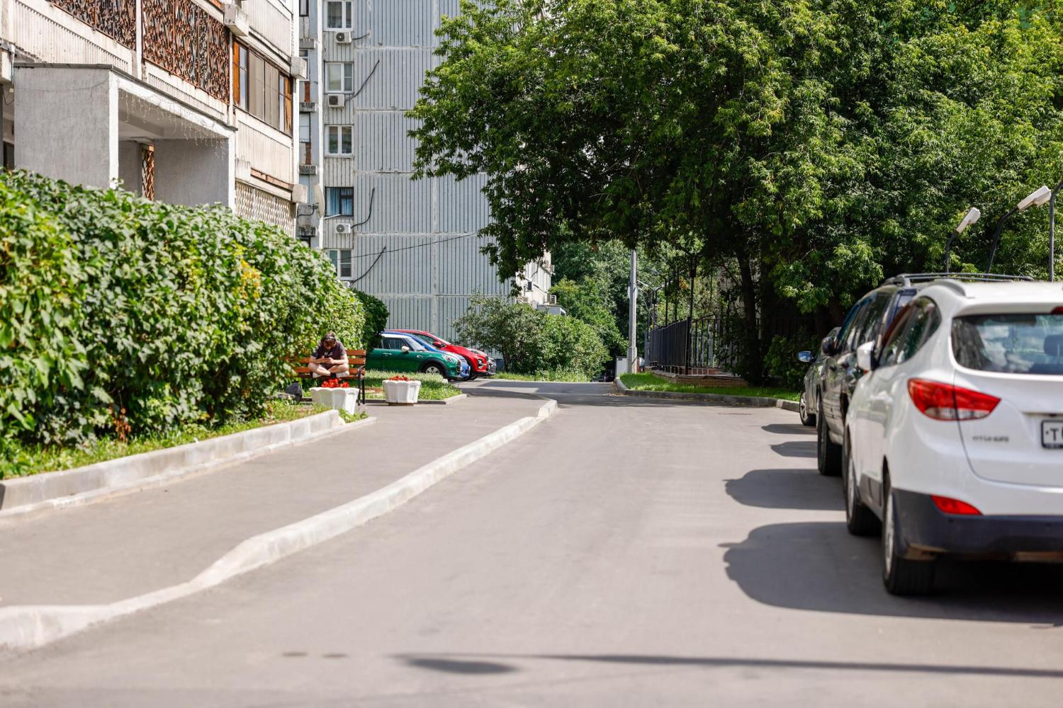 Ход работ по благоустройству дворовых территорий проверил глава Ленинского округа