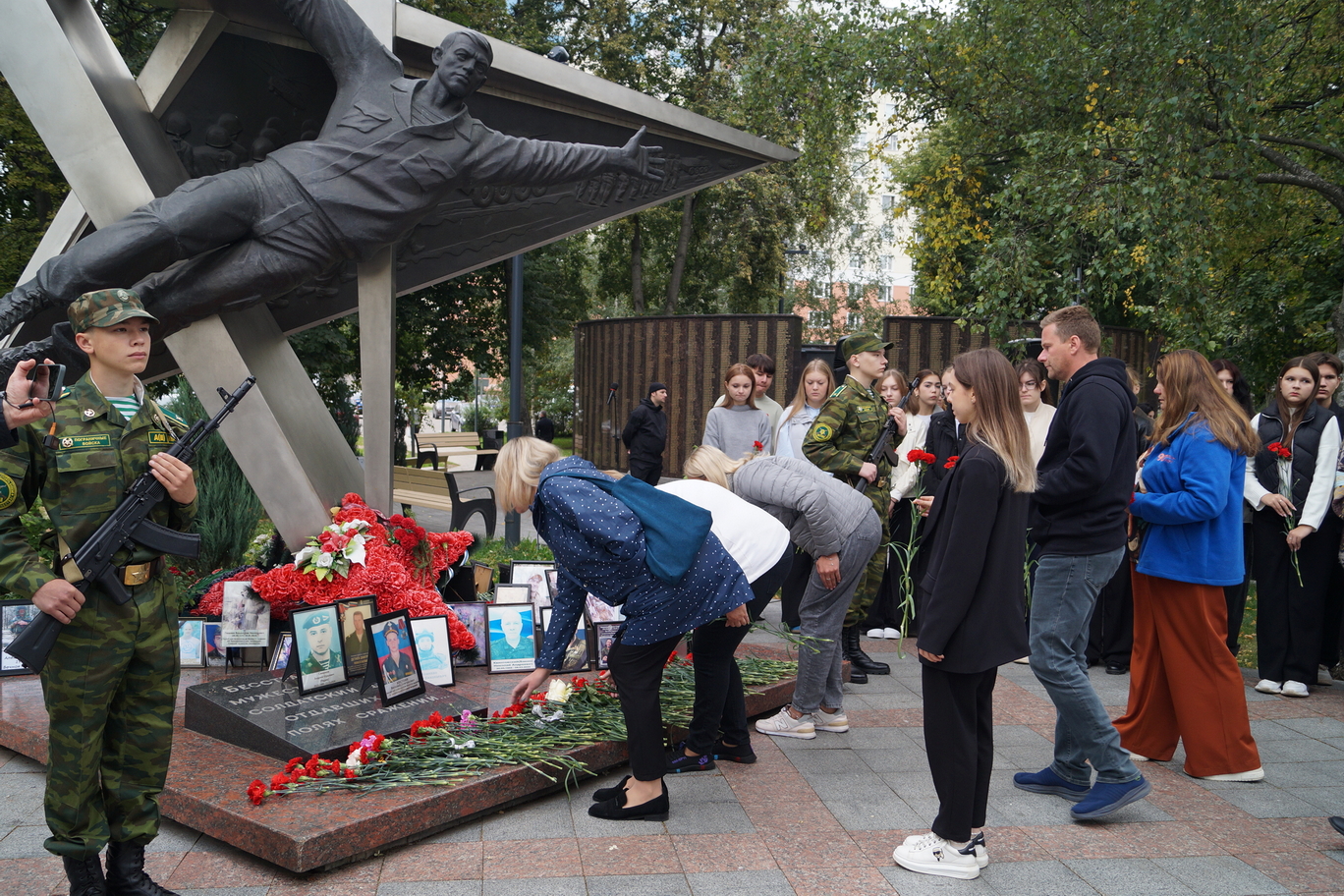 В образовательных организациях Ленинского округа проходят линейки, акции и классные часы, приуроченные ко Дню солидарности в борьбе с терроризмом