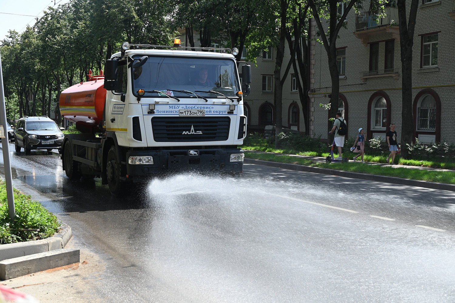 Охлаждение городских улиц Ленинского округа продолжается в круглосуточном режиме