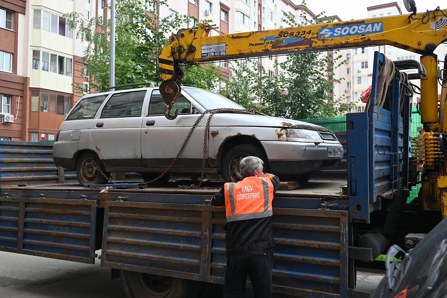 Больше 10 бесхозных машин вывезли из дворов ЖК «Государев дом» с начала года