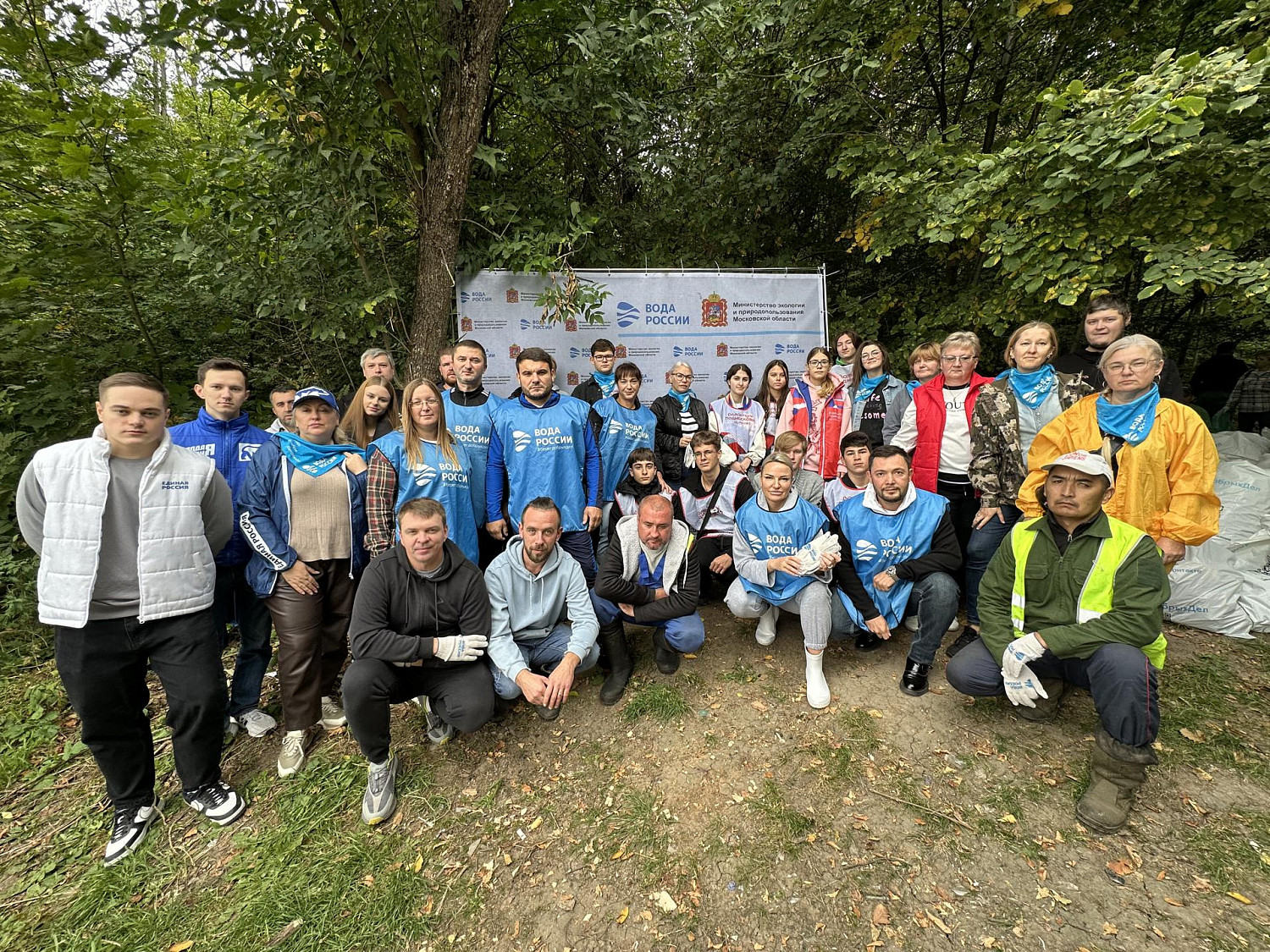 В Ленинском округе очистили берега Булатниковского пруда