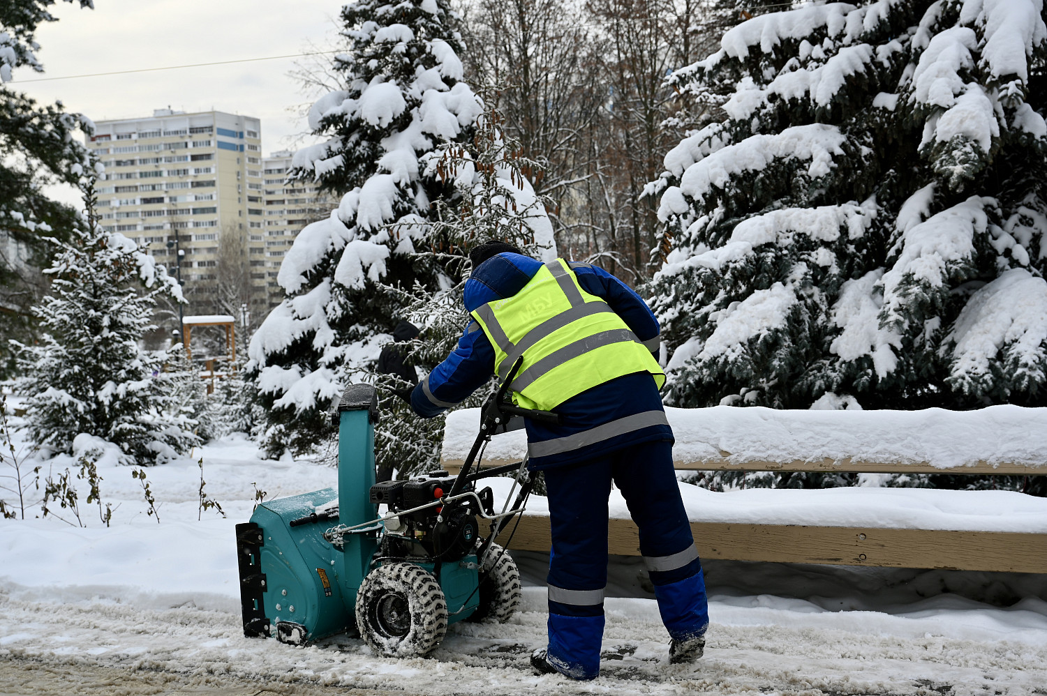 До 1000 рабочих и свыше 200 единиц техники были задействованы в уборке снега в Ленинском округе