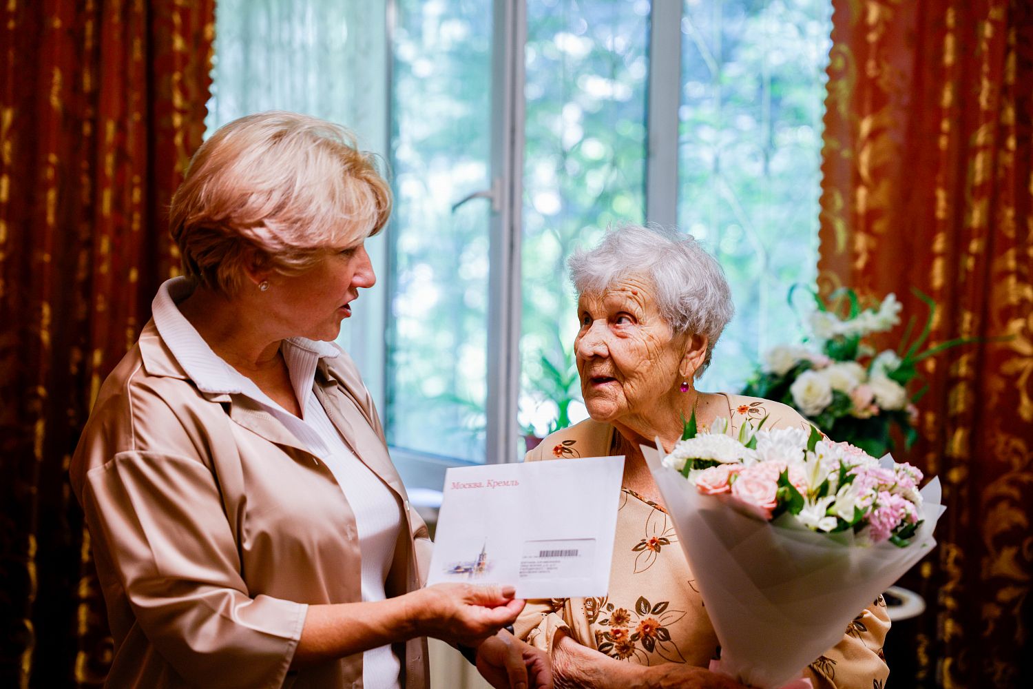 В Ленинском округе с 95-летним юбилеем поздравили ветерана труда Зою Николаевну Докучаеву