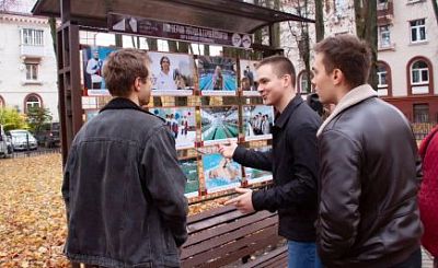 В сквере «Юность» Ленинского округа открылась фотовыставка