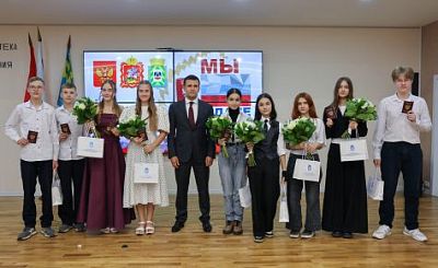 Глава Ленинского округа вручил первые паспорта девяти юным жителям