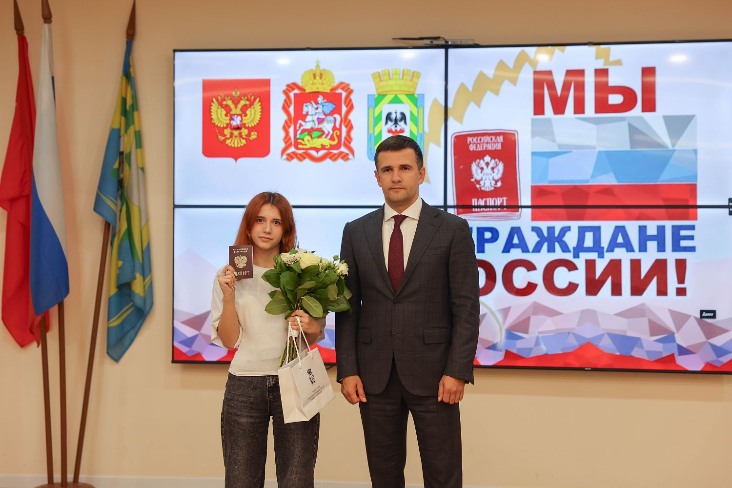 Глава Ленинского округа вручил первые паспорта девяти юным жителям