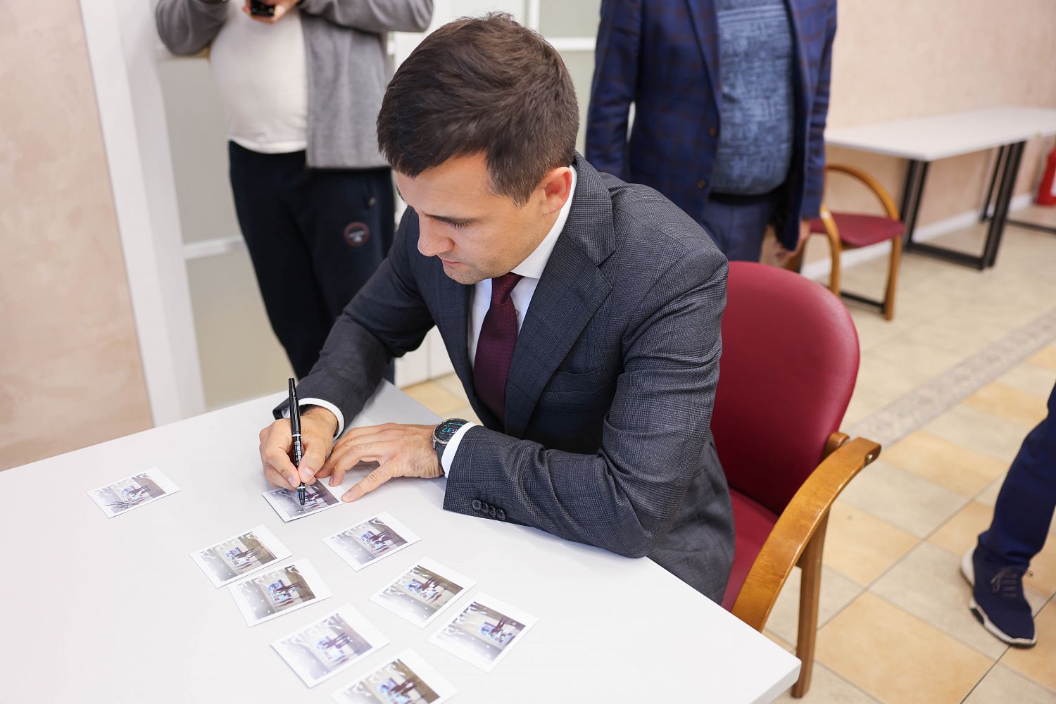 Глава Ленинского округа вручил первые паспорта девяти юным жителям