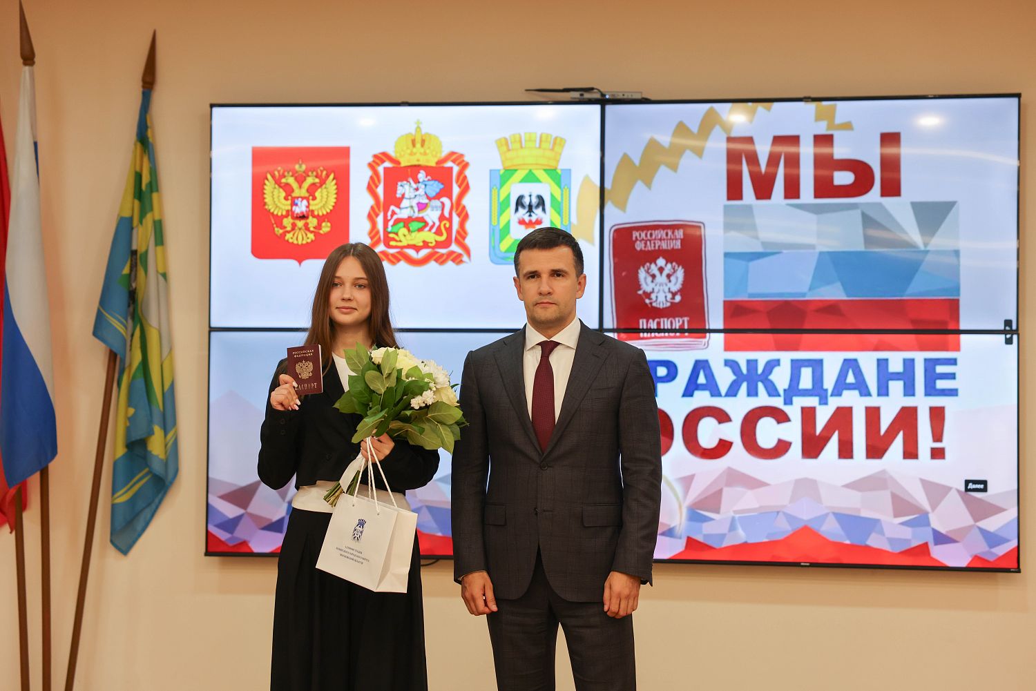 Глава Ленинского округа вручил первые паспорта девяти юным жителям