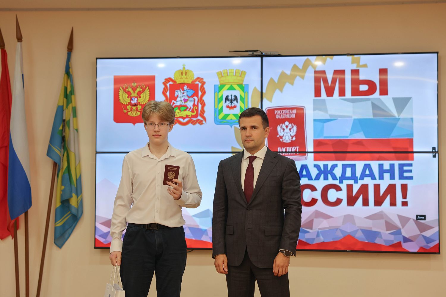 Глава Ленинского округа вручил первые паспорта девяти юным жителям