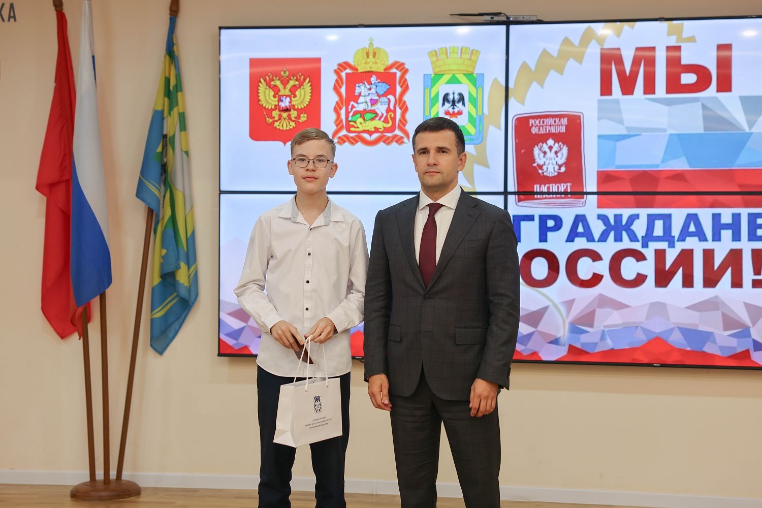 Глава Ленинского округа вручил первые паспорта девяти юным жителям