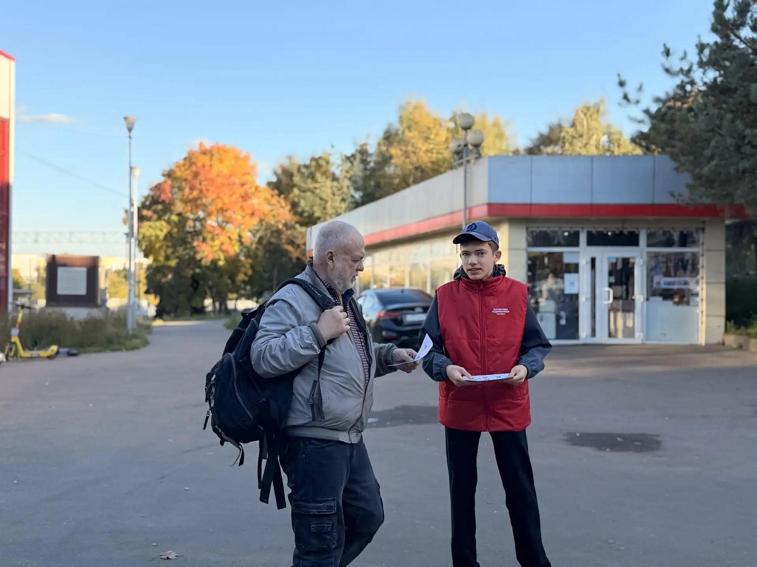 «Волонтёры Подмосковья» из Ленинского округа напомнили пассажирам станции Расторгуево о правилах безопасности